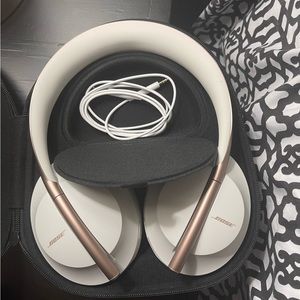 ❌ SOLD ❌ Bose 700 Noise Cancelling Headphones - Gold